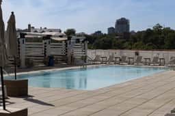 Chique Loft 10 Min from NYC with Gym, Pool, Sauna - Image 4