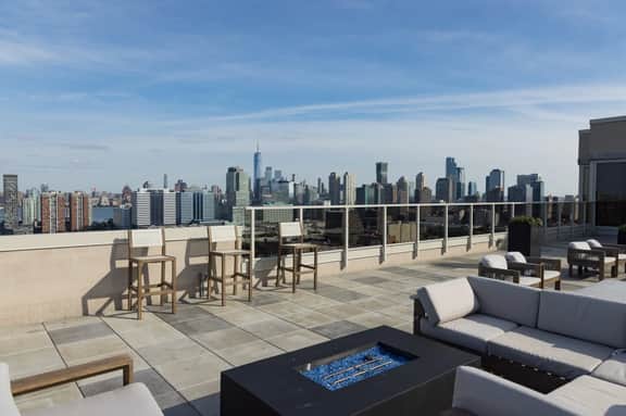 Modern Loft 10 Min from NYC with Gym, Pool, Sauna - Image 4